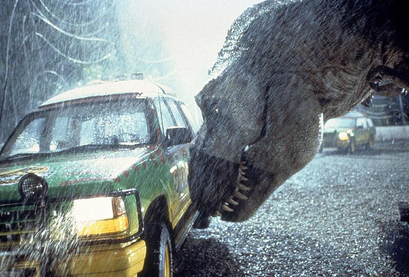 Ein ausgebrochener Dinosaurier macht alles um ihn herum dem Erdboden gleich. Ein ausgebrochener Dinosaurier macht alles um ihn herum dem Erdboden gleich.