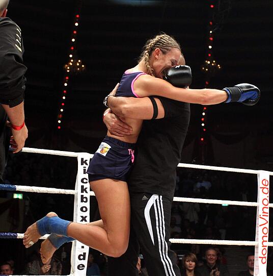 Kam kaum ins Schwitzen im Circus Krone: Kickbox-Weltmeisterin Christine Theiss nach ihrem Sieg gegen Martina Müllerova. Hier gibts die besten Bilder vom Fight zum Durchklicken!