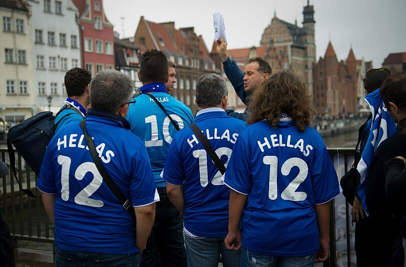 Hier kommen die Fans: Deutsche und griechische Anhänger feiern in Danzig.