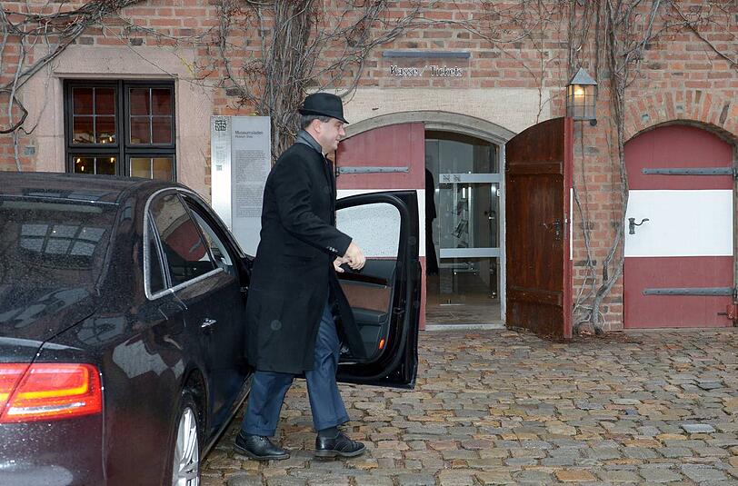 Gut behütet im Rockabilly-Hut kam Söder zur Sitzung des Kabinetts auf der Nürnberger Kaiserburg. Dort ist er als Finanzminister Hausherr.