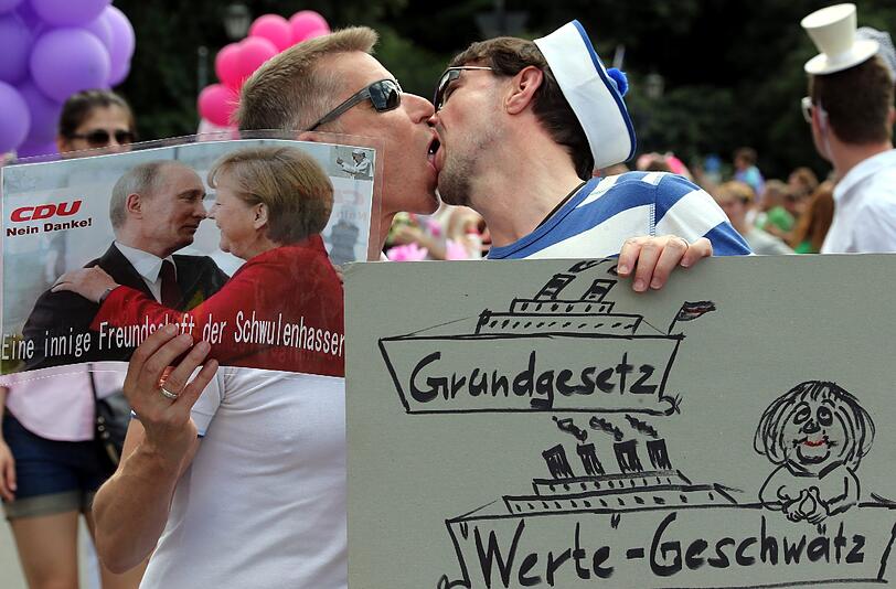 Christopher Street Day in Berlin: Die Bilder von der buntesten Parade der Stadt zum Durchklicken.