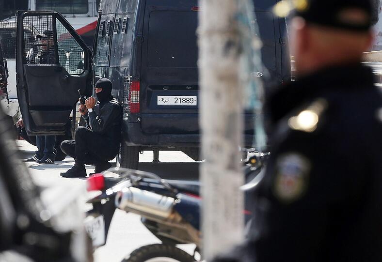 Sehen Sie hier weitere Bilder vom Einsatz der tunesischen Sondereinsatzkräfte in Tunis.