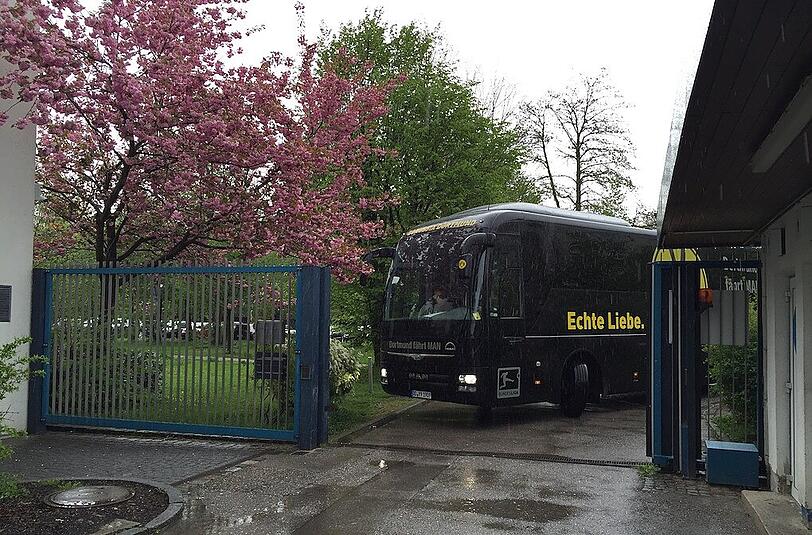 Der Bus des BVB fährt am Trainingsgelände des TSV 1860 vor.