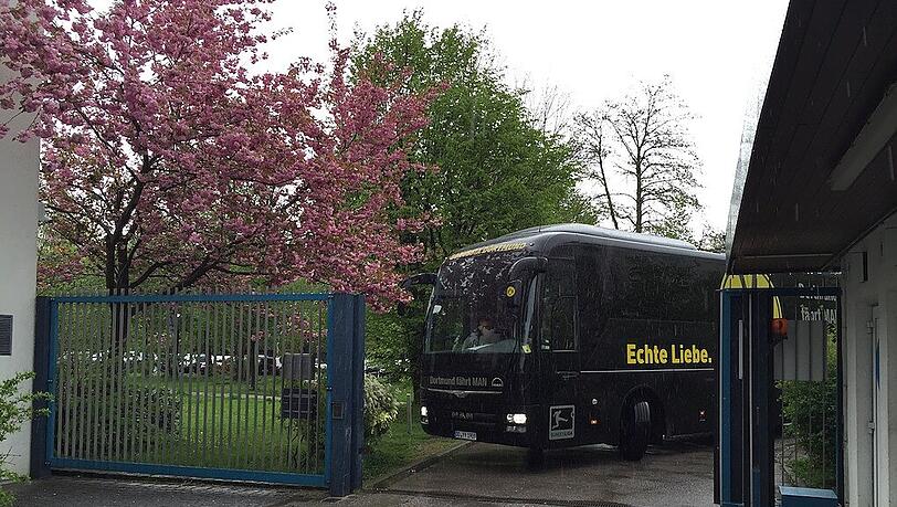 Der Bus des BVB fährt am Trainingsgelände des TSV 1860 vor. Der Bus des BVB fährt am Trainingsgelände des TSV 1860 vor.