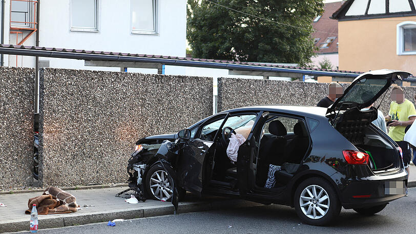 Der Pkw kam von der Straße ab und erfasste eine Familie auf dem Gehsteig. Zuvor wurde der Fahrer von einer Biene gestochen.
