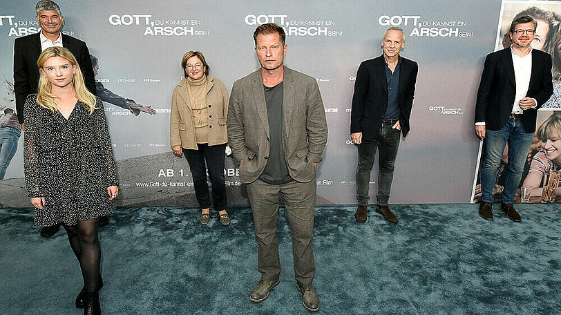 Til Schweiger (Mitte) bei der Premiere seines neuen Films "Gott, du kannst ein Arsch sein!"