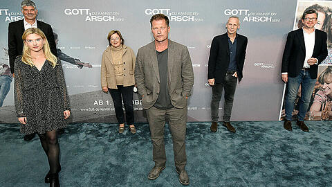 Til Schweiger (Mitte) bei der Premiere seines neuen Films "Gott, du kannst ein Arsch sein!"