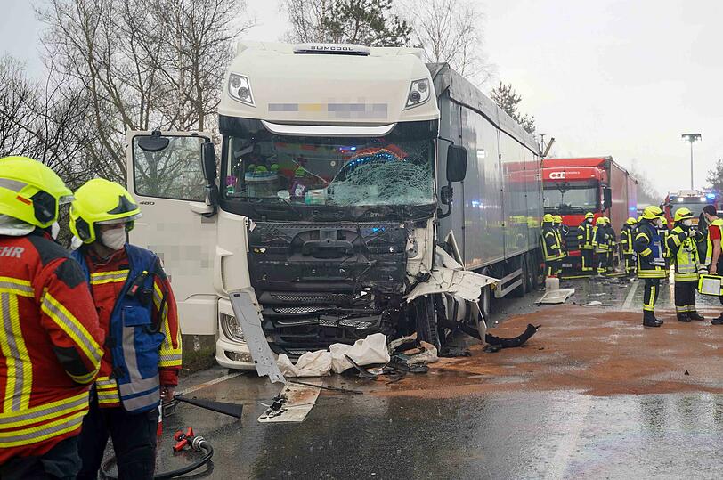 Bei dem Unfall auf der B12 kamen zwei Menschen ums Leben
