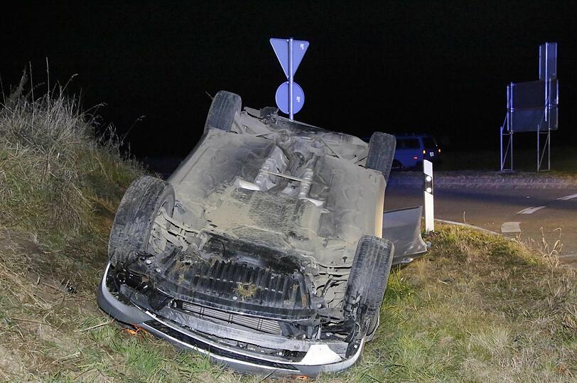 Den Fahrer erwartet ein Strafverfahren wegen Trunkenheit im Verkehr, sein Führerschein wurde vor Ort sichergestellt.