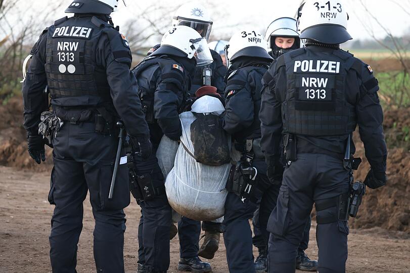 Ein Klimaschutzaktivist wird von der Polizei weggetragen.