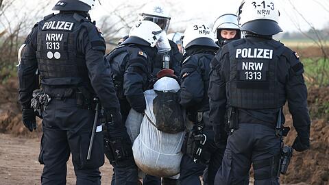 Ein Klimaschutzaktivist wird von der Polizei weggetragen.