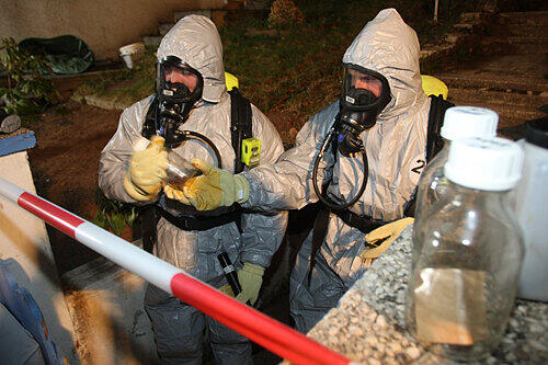 Gasalarm hat den Einsatz von 100 Mann Polizei, Feuerwehr und Sanitätern ausgelöst. Darunter waren auch Giftgas-Experten, die das Gebiet um den Fundort in Rohr großräumig absperrten.
