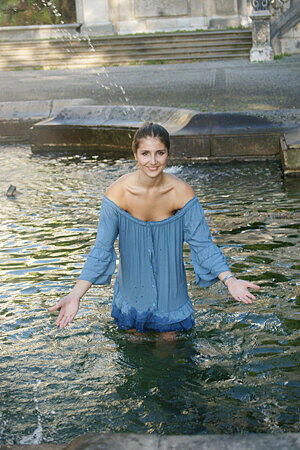 Am Brunnen unterhalb des Friedensengels springt die Finalistin Laura Goergens beherzt ins Wasser.