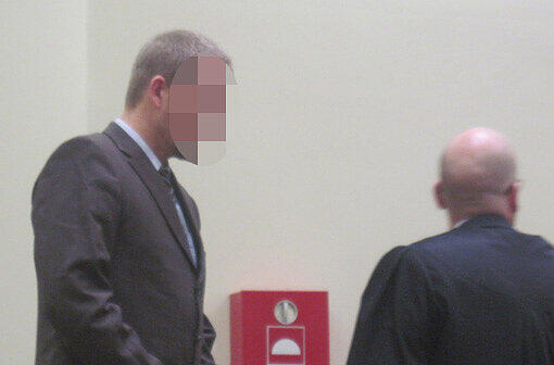 Er soll seine Freundin ins Koma geprügelt haben: Herbert W. mit seinem Anwalt vor dem Münchner Schwurgericht.
