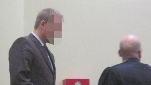 Er soll seine Freundin ins Koma geprügelt haben: Herbert W. mit seinem Anwalt vor dem Münchner Schwurgericht.