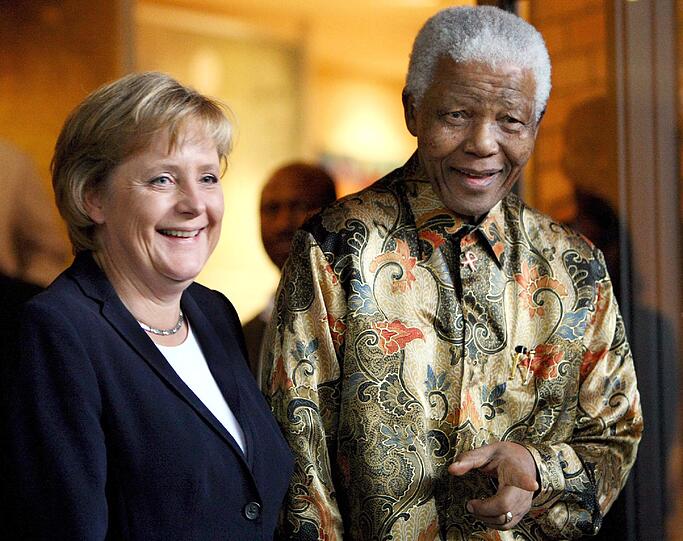 Nelson Mandela zusammen mit Bundeskanzlerin Angela Merkel im Oktober 2007.