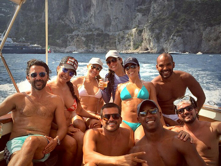 Eva Longoria und ihre Urlaubsgesellschaft, darunter ihr Partner José Antonio Bastón (l.) und Amaury Nolasco (r.)