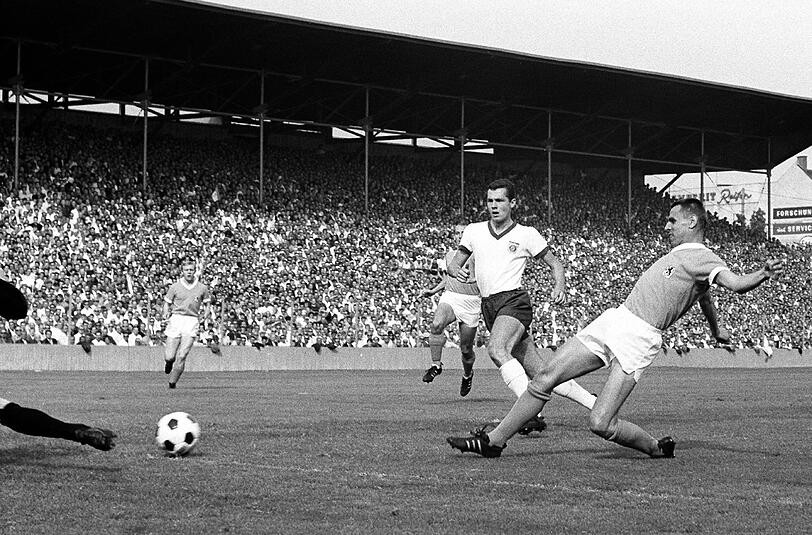 14. August 1965: Löwe Timo Konietzka trifft im ersten Bundesliga-Spiel der Bayern um Franz Beckenbauer zum 1:0-Endstand.