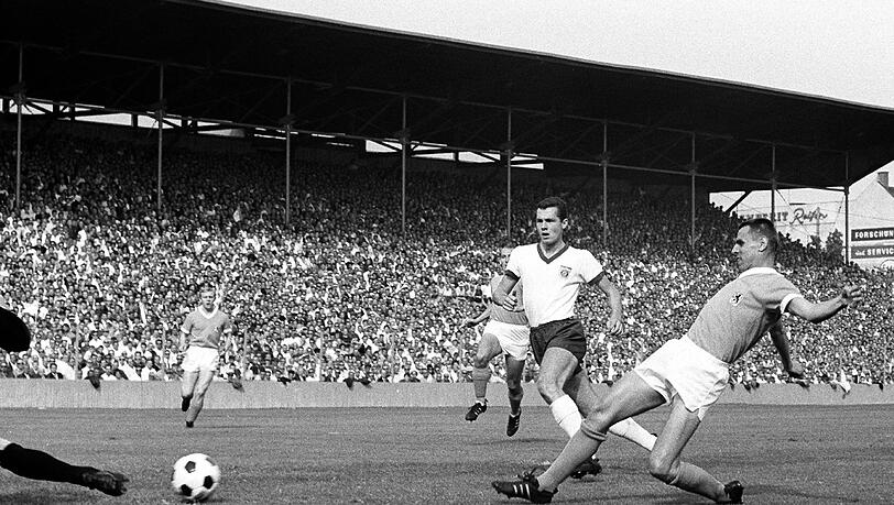 14. August 1965: Löwe Timo Konietzka trifft im ersten Bundesliga-Spiel der Bayern um Franz Beckenbauer zum 1:0-Endstand.