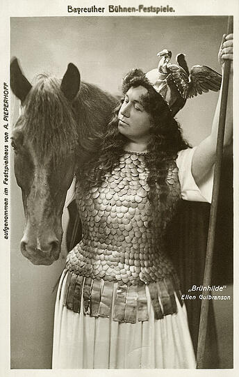 Ellen Gulbranson als Brünnhilde mit ihrem Ross Grane (1896&ndash;1914).