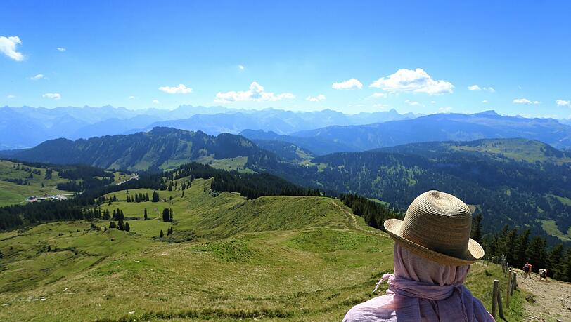 Ein Wanderer schaut nahe des Gipfels vom Riedberger Horn in Richtung des Skigebietes Grasgehren bei Obermaiselstein. Ein Wanderer schaut nahe des Gipfels vom Riedberger Horn in Richtung des Skigebietes Grasgehren bei Obermaiselstein.