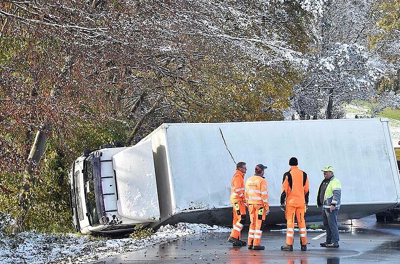 Der Post-Laster rutschte auf schneeglatter Fahrbahn von der Straße.