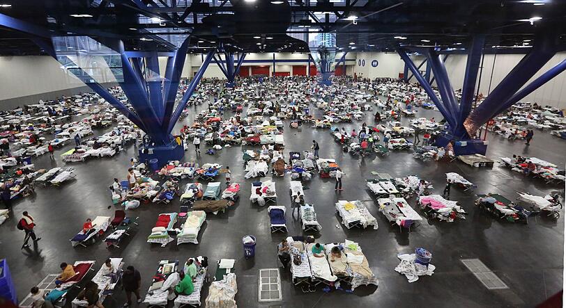 Evakuierte Menschen suchen in Houston im "George R. Brown Convention Center" Schutz vor den Fluten.