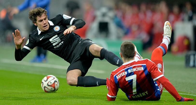 4. März 2015: Ribéry leistet sich im Pokalspiel gegen Braunschweig ein Duell mit Benjamin Kessel. Nachdem dieser ihn umgrätscht, steht der Franzose auf und tritt ihm unsanft gegen die Wade.