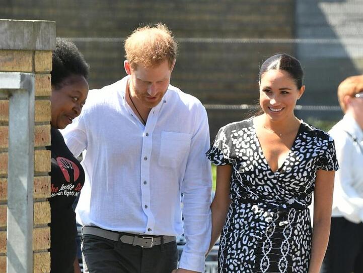 Der britische Prinz Harry und seine Ehefrau Meghan sind in Kapstadt eingetroffen.