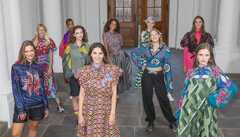 Die zehn Finalistinnen nach dem erfolgreichen Casting im August. Die Kleider entwarfen Schülerinnen der Deutschen Meisterschule für Mode/Designschule München.
