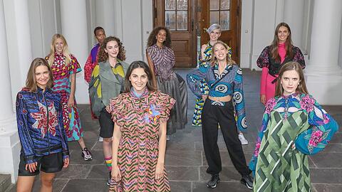 Die zehn Finalistinnen nach dem erfolgreichen Casting im August. Die Kleider entwarfen Schülerinnen der Deutschen Meisterschule für Mode/Designschule München.