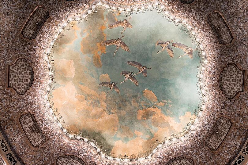 Wer im pavillonartigen Kurtheater Bad Kissingen den Blick zur Decke erhebt, blickt auf das zentrale Gemälde eines Kranichzugs von Kunstmaler Julius Mössel, der auch am Prinzregententheater in München wirkte.