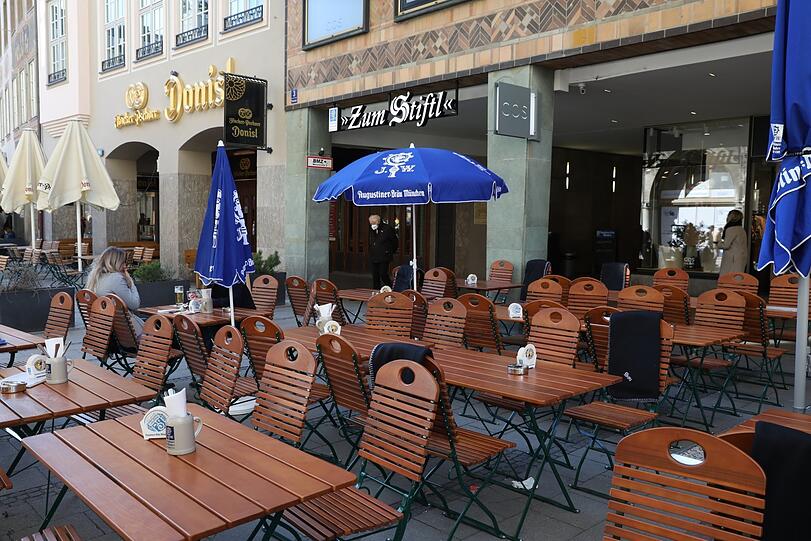 Biergarten-Flair vorne raus zum Marienplatz.