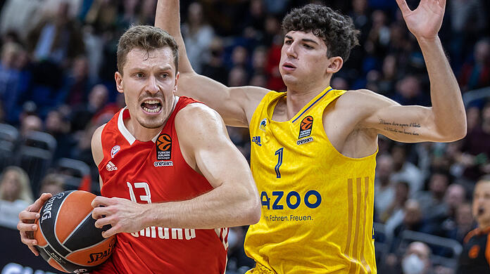 Andreas Obst von Bayern München kämpft gegen Albas Gabriele Procida (r) um den Ball.