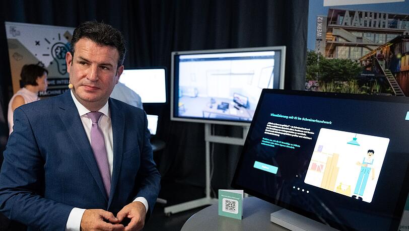 Hubertus Heil (SPD), Bundesminister für Arbeit und Soziales, nimmt an der Eröffnungsveranstaltung des Projekts "KI-Studios" teil und schaut sich einen "KI-Demonstrator" an.