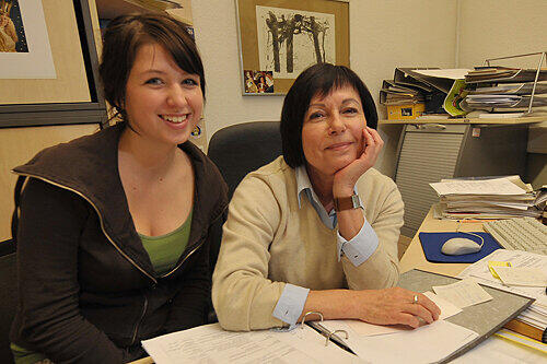 Sie sprechen die Termine ab: Rebekka Volland mit &bdquo;Christkind-Managerin&ldquo; Edith Kerndler im Presseamt.