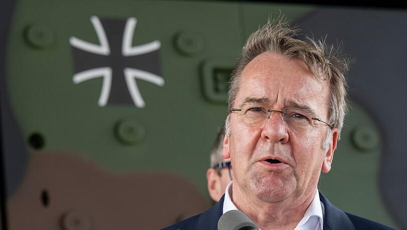 M&auml;nner der Altersgruppe 17 bis 45 brauchen nach Angaben von Verteidigungsminister Boris Pistorius (SPD) keine Genehmigung f&uuml;r lange Auslandsaufenthalte.