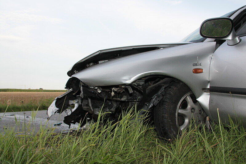 Bei dem Unfall wurde das Vorderrad des Motorrads einfach abgerissen: Bei Taufkirchen sind vier Menschen schwer verletzt worden. Die Bilder