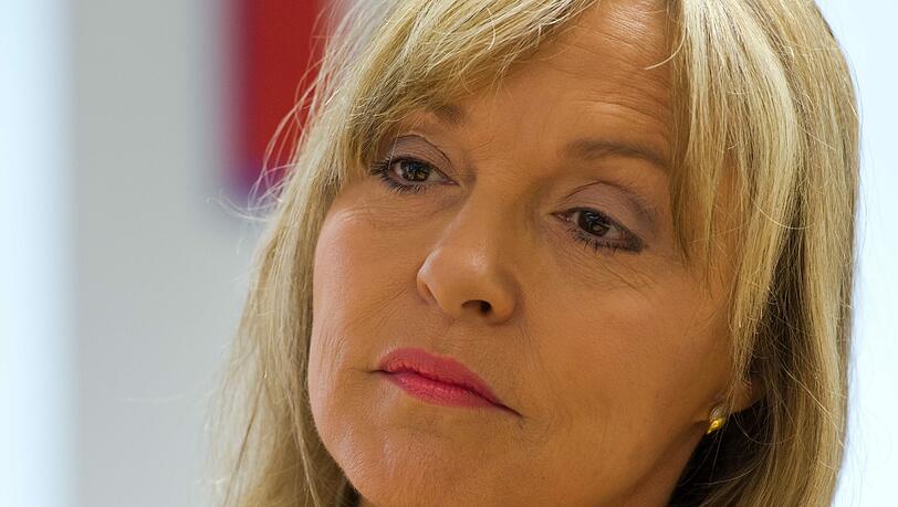 Justizministerin Beate Merk (CSU): Im Fall Gustl Mollath machte sie eine unglückliche Figur. Ihr Krisenmanagement war katastrophal. Für die Situation Mollaths zeigte sie wenig Verständnis. Jegliche Kritik an der Justiz wehrte sie ab. Bis die CSU merkte, dass das Schicksal Mollaths für sie selbst zum Schicksal werden könnte – seither zeigt Merk hier einen Sinneswandel. Dann kam auch noch die Verwandten-Affäre: Merk hat ihre Schwester für sich arbeiten lassen. Justizministerin Beate Merk (CSU): Im Fall Gustl Mollath machte sie eine unglückliche Figur. Ihr Krisenmanagement war katastrophal. Für die Situation Mollaths zeigte sie wenig Verständnis. Jegliche Kritik an der Justiz wehrte sie ab. Bis die CSU merkte, dass das Schicksal Mollaths für sie selbst zum Schicksal werden könnte – seither zeigt Merk hier einen Sinneswandel. Dann kam auch noch die Verwandten-Affäre: Merk hat ihre Schwester für sich arbeiten lassen.