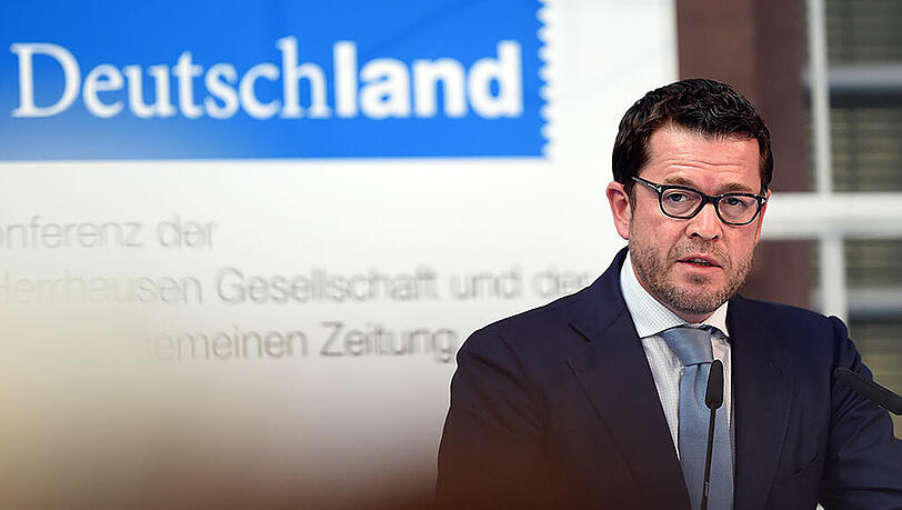 Karl Theodor zu Guttenberg bei seiner Rede auf der Konferenz "Denk ich an Deutschland". Karl Theodor zu Guttenberg bei seiner Rede auf der Konferenz "Denk ich an Deutschland".