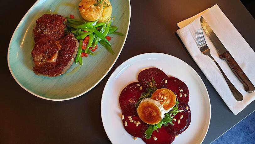 Ziegenkäse vom Grill und Rote-Beete-Carpaccio
mit Honig und Walnuss (16,90 Euro) und Entrecote vom Grill mit Kräuerbutter und Kartoffelgratin (32 Euro) Ziegenkäse vom Grill und Rote-Beete-Carpaccio
mit Honig und Walnuss (16,90 Euro) und Entrecote vom Grill mit Kräuerbutter und Kartoffelgratin (32 Euro)