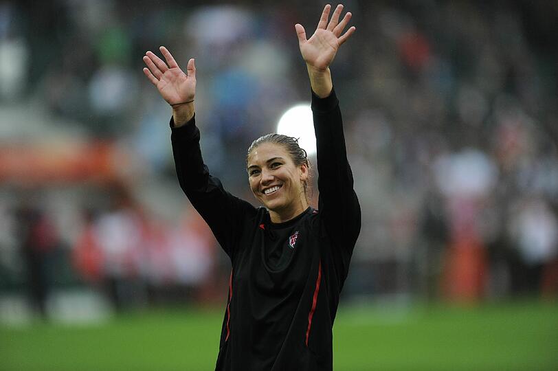 Die schönste Entdeckung der Frauen-WM: Hope Solo. Das Leben der USA-Torfrau soll jetzt sogar verfilmt werden. Ihre schönsten Bilder gibt's hier bei uns.