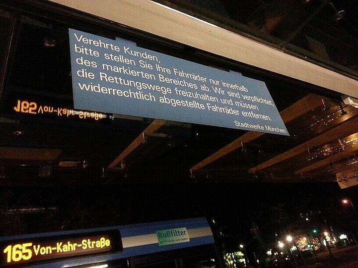 Der Parkbereich für Fahrradfahrer am U-Bahnhof Westfriedhof. Nun drohen die Stadtwerke mit Entfernung widerrechtlich geparkter Radl.
