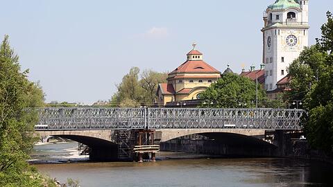 Nördlich der Ludwigsbrücke ist ein 54-jähriger Münchner in die Isar gestürzt. (Archivbild)