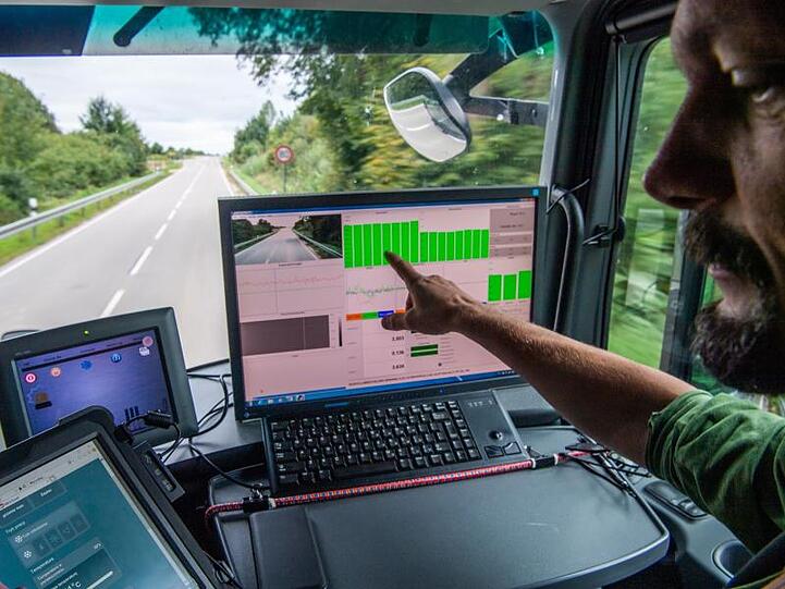 Jacek Sudyka, Bauingenieur, zeigt bei einer Messfahrt auf die Daten der Laser Messsensoren. Foto: Lino Mirgeler