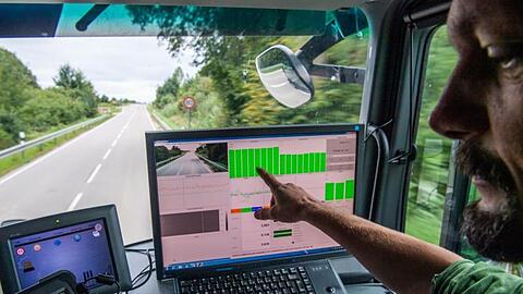 Jacek Sudyka, Bauingenieur, zeigt bei einer Messfahrt auf die Daten der Laser Messsensoren. Foto: Lino Mirgeler