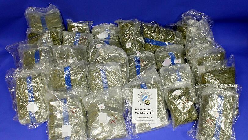 Ein 28-Jähriger ist mit 26 Kilo Marihuana im Kofferraum erwischt worden.