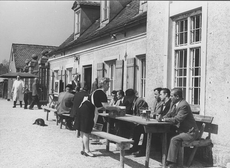 Derf's no was sei? 1967 trägt man im Hirschgarten Anzug und Krawatte, ist aber entspannt.