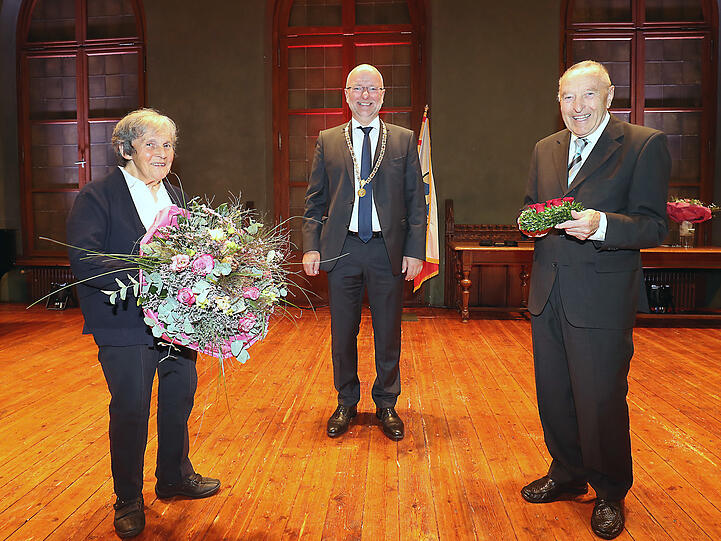 Antonie Schad und Xaver Grüneis freuen sich über die Auszeichnung durch Oberbürgermeister Alexander Putz.