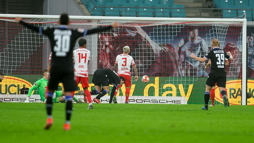 RB-Torwart Peter Gulacsi kann den Schuss von Bielefelds Janni Serra (M) nicht halten. Die Arminia gewinnt in Leipzig mit 2:0.